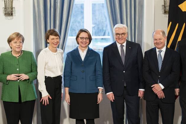 Bundespraesident Frank-Walter Steinmeier (2R), seine Frau Elke Buedenbender (2L), Bundeskazlerin Angela Merkel (L), Beauftragte der Bundesregierung fuer Migration, Flüchtlinge und Integration Annette Widmann-Mauz (C) und Finanzminister Olaf Scholz (R) posieren fuer ein Gruppenfoto waehrend des Neujahrsempfangs im Schloss Bellevue in Berlin am 10. Januar 2019. Neujahrsempfang 2019 beim Bundespraesidenten *** Federal President Frank Walter Steinmeier 2R his wife Elke Buedenbender 2L Federal Chancellor Angela Merkel L Federal Government Commissioner for Migration Refugees and Integration Annette Widmann Mauz C and Finance Minister Olaf Scholz R pose for a group photo during the New Years Reception at Schloss Bellevue in Berlin on 10 January 2019 New Years Reception 2019 at the Federal Presidents Office