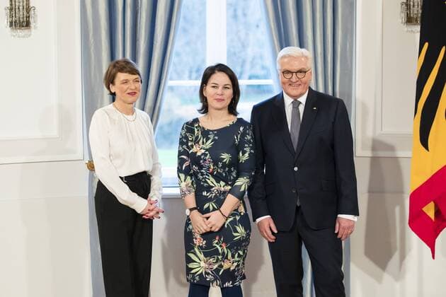 Bundespraesident Frank-Walter Steinmeier (R) und seine Frau Elke Buedenbender (L) posieren fuer ein Bild mit Annalena Baerbock (C, Gruenen) waehrend des Neujahrsempfangs im Schloss Bellevue in Berlin am 10. Januar 2019. Neujahrsempfang 2019 beim Bundespraesidenten