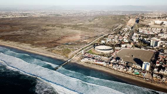 (190111) -- TIJUANA, Jan. 11, 2019 -- Aerial photo taken on Jan. 10, 2019 shows the U.S.-Mexico border barrier in Tijuana, Mexico. A large number of migrants from Central America have failed to detour around the border barrier to enter the United States. ) MEXICO-TIJUANA-MIGRATION-BORDER-U.S. XinxYuewei 