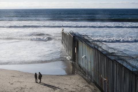 (190111) -- TIJUANA, Jan. 11, 2019 -- Photo taken on Jan. 10, 2019 shows people beside the U.S.-Mexico border barrier in Tijuana, Mexico. A large number of migrants from Central America have failed to detour around the border barrier to enter the United States. ) MEXICO-TIJUANA-MIGRATION-BORDER-U.S. XinxYuewei 