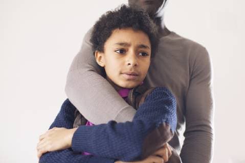 IMAGO Creative, Gesellschaft, Immer mehr Menschen haben Angst vor der Zukunft Boy leaning against father with worried expression on face  Copyright: Anne-SophiexBost B34400638