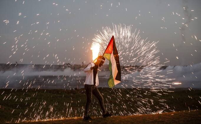 News Themen der Woche KW02 News Bilder des Tages January 11, 2019 - Gaza, Gaza - Palestinian protester seen holding a flag during the clashes with Israeli forces following a demonstration along the border with Israel east of Gaza City. Gaza Gaza - ZUMAs197 20190111_zaa_s197_075 Copyright: xNidalxAlwaheidix