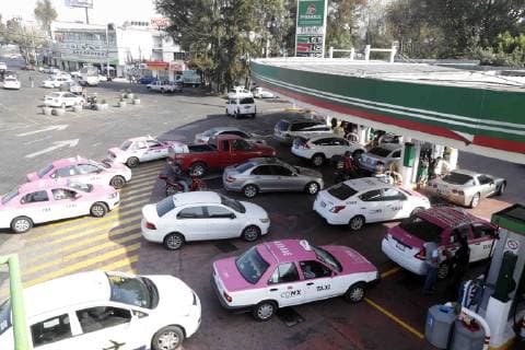 January 11, 2019 - EUM20190111NAC04.JPG .CIUDAD DE MEXICO. GasGasolina-Desabasto.- Aspectos de las largas filas en las gasolineras de la capital. Algunas estaciones permanecen cerradas debido al desabasto por la estrategia contra el robo del hidrocarburo. Foto: Agencia EL UNIVERSALLuis CortesEELG  - ZUMAu78_ 20190111_zaf_u78_024 Copyright: xElxUniversalx