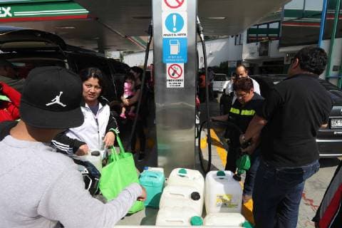 January 11, 2019 - EUM20190111NAC12.JPG.CIUDAD DE MEXICO. Gas Gasolina-Desabasto.- 11 de enero del 2019. Personas esperan ser atendidas en la gasolinera ubicada en Eje Central y Calzada de la Ronda en la CDMX, ante el desabasto del hidrocarburo por la estrategia contra el huachicol. Foto: Agencia EL UNIVERSAL MAR. Copyright: xBerenicexFregosox