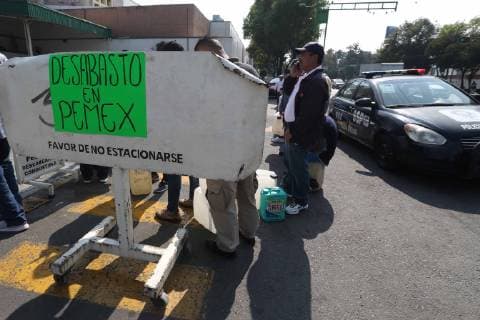 January 11, 2019 - EUM20190111NAC11.JPG.CIUDAD DE MEXICO. Gas Gasolina-Desabasto.- 11 de enero del 2019. Personas esperan ser atendidas en la gasolinera ubicada en Eje Central y Calzada de la Ronda en la CDMX, ante el desabasto del hidrocarburo por la estrategia contra el huachicol. Foto: Agencia EL UNIVERSAL MAR. Copyright: xBerenicexFregosox