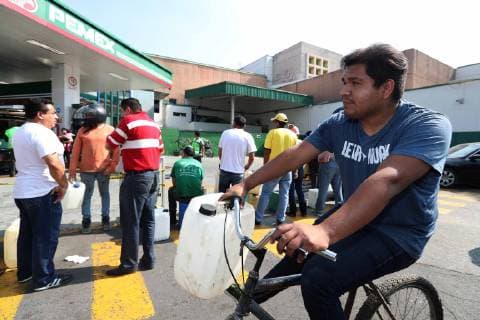 January 11, 2019 - EUM20190111NAC10.JPG.CIUDAD DE MEXICO. Gas Gasolina-Desabasto.- 11 de enero del 2019. Personas esperan ser atendidas en la gasolinera ubicada en Eje Central y Calzada de la Ronda en la CDMX, ante el desabasto del hidrocarburo por la estrategia contra el huachicol. Foto: Agencia EL UNIVERSAL MAR. Copyright: xBerenicexFregosox