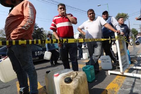 January 11, 2019 - EUM20190111NAC14.JPG.CIUDAD DE MEXICO. Gas Gasolina-Desabasto.- 11 de enero del 2019. Personas esperan ser atendidas en la gasolinera ubicada en Eje Central y Calzada de la Ronda en la CDMX, ante el desabasto del hidrocarburo por la estrategia contra el huachicol. Foto: Agencia EL UNIVERSAL MAR. Copyright: xBerenicexFregosox