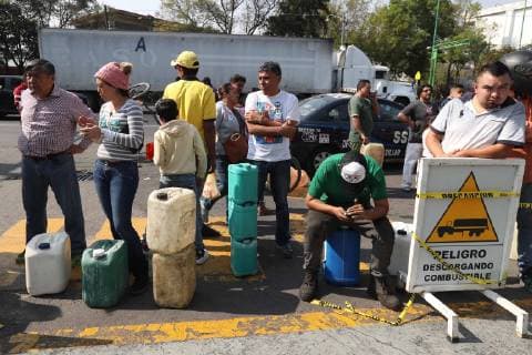 January 11, 2019 - EUM20190111NAC13.JPG.CIUDAD DE MEXICO. Gas Gasolina-Desabasto.- 11 de enero del 2019. Personas esperan ser atendidas en la gasolinera ubicada en Eje Central y Calzada de la Ronda en la CDMX, ante el desabasto del hidrocarburo por la estrategia contra el huachicol. Foto: Agencia EL UNIVERSAL MAR. Copyright: xBerenicexFregosox