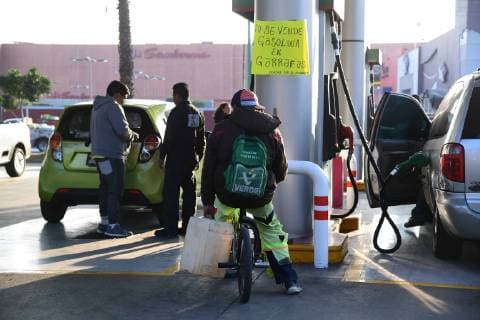 January 11, 2019 - EUM20190111NAC17.JPG.CIUDAD DE MEXICO. GasGasolina-Desabasto.- 11 de enero del 2019. Personas esperan ser atendidas en gasolinera de la alcaldia de Iztapalapa de la CDMX, en donde algunos automovilistas, incluso han esperado por dias porque no tienen gasolina para regresar a casa, ante el desabasto del hidrocarburo por la estrategia contra el huachicol. Foto: Agencia EL UNIVERSALFrancisco RodriguezMAR. Copyright: xElxUniversalx