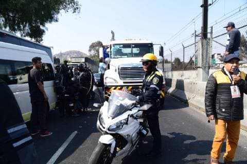 January 11, 2019 - EUM20190111NAC16.JPG.CIUDAD DE MEXICO. GasGasolina-Desabasto.- 11 de enero del 2019. Personas esperan ser atendidas en gasolinera de la alcaldia de Iztapalapa de la CDMX, en donde algunos automovilistas, incluso han esperado por dias porque no tienen gasolina para regresar a casa, ante el desabasto del hidrocarburo por la estrategia contra el huachicol. Foto: Agencia EL UNIVERSALFrancisco RodriguezMAR. Copyright: xElxUniversalx