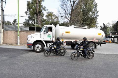 January 11, 2019 - EUM20190111NAC20.JPG.CIUDAD DE MEXICO. Gas Gasolina-Desabasto.- 11 de enero del 2019. Aspectos del operativo de seguridad por parte de elementos de la SSPCDMX a las afueras de la ex refineria 18 de marzo, donde elementos en moto patrullas escoltan a los camiones con combustibles a las diferentes gasolineras de la ciudad. Foto: Agencia EL UNIVERSAL MAR. Copyright: xValentexRosasx
