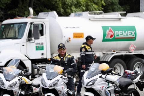 January 11, 2019 - EUM20190111NAC19.JPG.CIUDAD DE MEXICO. Gas Gasolina-Desabasto.- 11 de enero del 2019. Aspectos del operativo de seguridad por parte de elementos de la SSPCDMX a las afueras de la ex refineria 18 de marzo, donde elementos en moto patrullas escoltan a los camiones con combustibles a las diferentes gasolineras de la ciudad. Foto: Agencia EL UNIVERSAL MAR. Copyright: xValentexRosasx