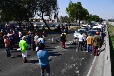 January 11, 2019 - EUM20190111NAC22.JPG.CIUDAD DE MEXICO. GasGasolina-Desabasto.- 11 de enero del 2019. Ciudadanos realizan un bloqueo en Calzada Ignacio Zaragoza por desabasto de gasolina. Foto: Agencia EL UNIVERSALFrancisco RodriguezMAR. Copyright: xElxUniversalx
