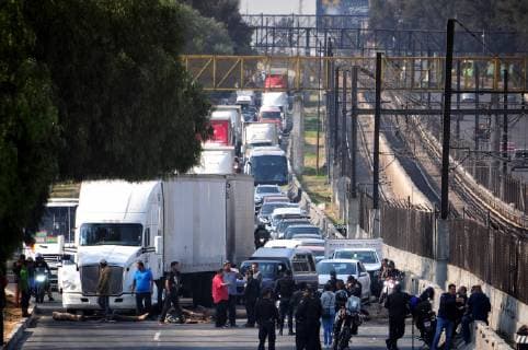 News Bilder des Tages January 11, 2019 - EUM20190111NAC47.JPG .TOLUCA, Mex., GasGasolina-Desabasto.- 11 de enero del 2019. Ciudadanos realizan un bloqueo en avenida Zaragoza en la CDMX por desabasto de gasolina. Foto: Agencia EL UNIVERSALDiego SimonMAR. Copyright: xElxUniversalx