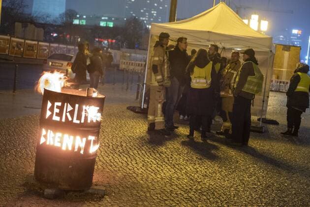 News Themen der Woche KW02 News Bilder des Tages Erneut protestieren Berliner Feuerwehrleute des Vereins Berlin Brennt e.V. mit einer brennenden Tonne vor dem Roten Rathaus gegen Arbeitsüberlastung, Personalmangel und schlechte Ausstattung. immer Freitags zwischen 16 und 22 Uhr halten sie eine Mahnwache ab. Protest von Berliner Feuerwehrleuten gegen Überlastung *** Again Berlin fire-fighters of the association Berlin Brennt e V protest with a burning ton before the red city hall against work overload lack of personnel and bad equipment always on Fridays between 16 and 22 oclock they hold a reminder guard starting from protest of citizen of Berlin fire-fighters against overload