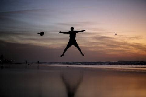 News Themen der Woche KW02 News Bilder des Tages January 12, 2019 - Gaza, Palestine - A Palestinian seen playing tennis at sunset on the beach at the sea of Gaza City. Gaza Palestine - ZUMAs197 20190112_zab_s197_060 Copyright: xMohamedxZarandahx