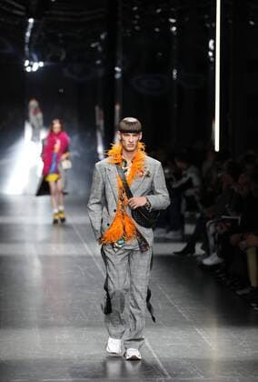 Entertainment Themen der Woche (190112) -- MILAN, Jan. 12, 2019 -- A model presents a creation for Versace during Milan Men s Fashion Week in Milan, Italy, on Jan. 12, 2019. The Milan Men s Fashion Week Fall Winter 2019 20 kicked off here on Friday. ) ITALY-MILAN-MEN S FASHION WEEK-VERSACE ChengxTingting 