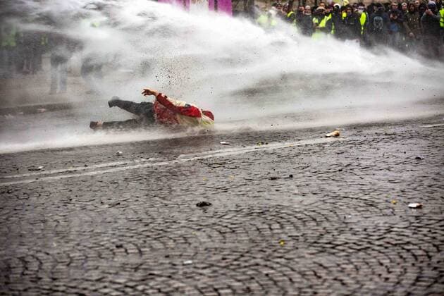 News Themen der Woche KW02 News Bilder des Tages Police use a water cannon during a demonstration by the yellow vests movement (Gilets Jaunes), Place de l Etoile, in Paris, France, January 12, 2019  Copyright: xChristophexMorinx