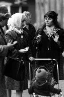 13.11.1965, Berlin, DDR - Frauen gehen mit einem Kind im Kinderwagen spazieren. (30-40 Jahre, 60er Jahre, alleinerziehend, Alleinerziehende, Alleinerzieherin, Alltag, Alltagsleben, aussen, Aussenaufnahme, Berlin, bis 10 Jahre, DDR, deutsch, Deutsche Demokratische Republik, Deutschland, Erziehung, Europa, europaeisch, Familie, Frauen, Freundin, GDR, Generationen, Gesellschaft, HF, historisch, Hochformat, Jahreszeit, Kaukasierin, kaukasisch, Kind, Kindererziehung, Kinderwagen, Kindheit, Kleinkind, Mama, Menschen, Mutter, Ost-Berlin, Ostberlin, Personen, pmscartandhistory, s w, schwarz weiss, schwarz-weiss, Schwarzweiss, Spazieren gehen, Spaziergang, Stadt, Stadtbild, Stadtleben, Strasse, Strassenszene, Tochter, Westeuropa, Winter, Wirtschaft, Zeitdokument, Zeitgeschichte) 651113KF411BERLIN.JPG *** 13 11 1965 Berlin GDR women go for a walk