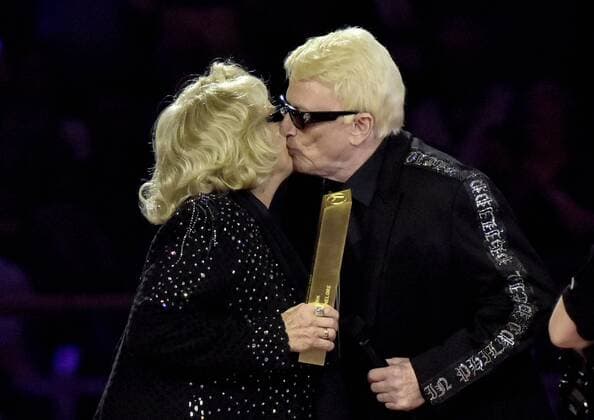Entertainment Themen der Woche Entertainment Bilder des Tages 12.01.2019, xlakx, Musik Pop , Schlagerchampions - Das große Fest der Besten emspor, v.l.Hannelore und Heino küssen sich nach der Uebergabe ihres Preises fuer das lebenswerk waehrend der Sendung Schlagerchampions - Das große Fest der Besten im Velodrom am 12.01.2019 in Berlin. Musik Pop , Schlagerchampions - Das große Fest der Besten *** 12 01 2019 xlakx Music Pop Schlagerchampions The great festival of the best emspor v l Hannelore and Heino kiss after the presentation of their prize for lifes work during the show Schlagerchampions The great festival of the best in the Velodrom on 12 01 2019 in Berlin Music Pop Schlagerchampions The great festival of the best
