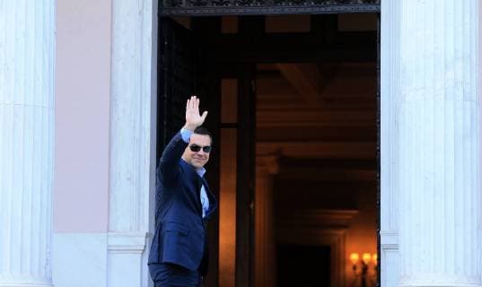News Themen der Woche KW03 News Bilder des Tages (190113) -- ATHENS, Jan. 13, 2019 (Xinhua) -- Greek Prime Minister Alexis Tsipras arrives at the Maximos Mansion before a meeting with Panos Kammenos, outgoing Defense Minister and party leader of the Independent Greeks (ANEL), in Athens, Greece, Jan. 13, 2019. The junior party in Greece s ruling two-partite coalition, the Independent Greeks (ANEL), is quitting the government over the Macedonia name deal, Panos Kammenos said on Sunday. (Xinhua Marios Lolos) GREECE-POLITICS-GOVERNMENT 