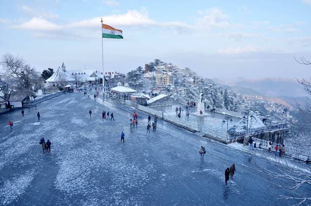 News Themen der Woche KW02 News Bilder des Tages SHIMLA, INDIA - JANUARY 13: After the fresh snowfall on last night people take a stroll on the snow covered Ridge, on January 13, 2019 in Shimla, India. (Photo Deepak Sansta Hindustan Times ) Heavy Snowfall In Himachal Pradesh