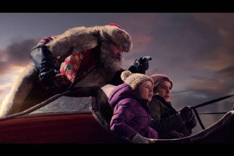 Kurt Russell, Darby Camp, Judah Lewis, The Christmas Chronicles (2018) Credit: Netflix The Hollywood Archive Los Angeles CA  Copyright: xMichaelxGibsonx 33743_003THA