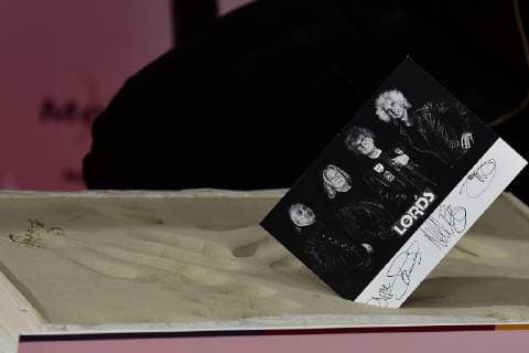 Verleihung 20 Jahre SMAGO AWARD The Lords, Recordhalter fuer 60 Jahre Buehneshow, Handabdruck der Band und Autogrammkarte am roten Teppich 20 Jahre Verleihung SMAGO AWARD in Berlin am 13.01.2019