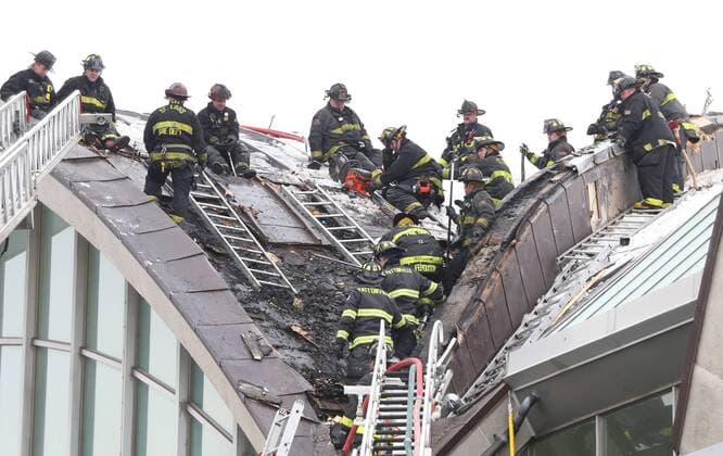 News Themen der Woche KW02 News Bilder des Tages St. Louis firefighters look for hot spots underneath a cooper roof in Terminal 1 at St. Louis-Lambert International Airport in St. Louis on January 13, 2019. Nearly 75 firefighters fought the two-alarm fire, clearing Terminal 1 of passangers for about three hours. A small amount of water leaking from the fire area made it into the terminal with all fire damage remaining on the outside roof. The cause has yet to be determined.  SLP2019011301 BILLxGREENBLATT