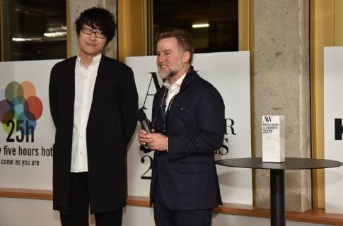 Der japanische Designer Oki Sato alias NENDO! , Preisträger des A&W Designer des Jahres 2019 Preises (l) und Jörn Frederic Kengelbach Chefredakteur A&W Architektur & Wohnen (r) posiert am 13.01.2019 in Köln