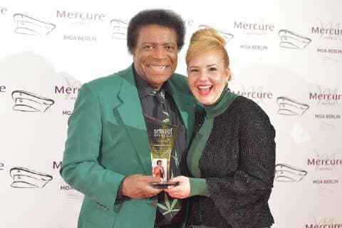 Verleihung 20 Jahre SMAGO AWARD Roberto Blanco mit Luzandra Straßburg am roten Teppich 20 Jahre Verleihung SMAGO AWARD in Berlin am 13.01.2019