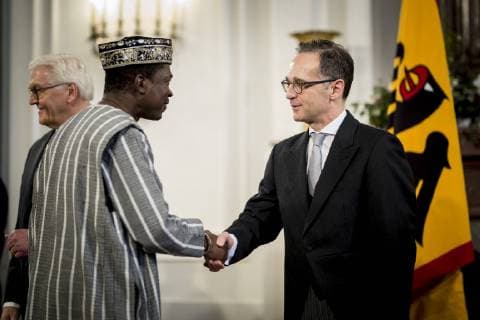 News Themen der Woche KW03 News Bilder des Tages Heiko Maas (R), Bundesaussenminister, begruesst Simplice Honore Guibila, Botschafter von Burkina Faso, im Rahmen des Neujahrsempfangs des Bundespraesidenten fuer das Diplomatische Korps in Berlin, 14.01.2019. Berlin Germany *** Heiko Maas R Federal Foreign Minister welcomes Simplice Honore Guibila Burkina Faso ambassador to Germany at the Presidents New Years reception for the Diplomatic Corps in Berlin 14 01 2019 Berlin Germany Copyright: xFlorianxGaertnerx