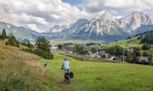 Fahrradfahrer auf Radtour mit Mountainbike, auf dem Radweg Via Claudia Augusta, hinten Ehrwalder Sonnenspitze, Alpenüberquerung, Berglandschaft, Alpen, Ehrwalder Becken, bei Ehrwald, Tirol, Österreich, Europa Copyright: imageBROKER/MoritzxWolf ibxmmw04807947.jpg