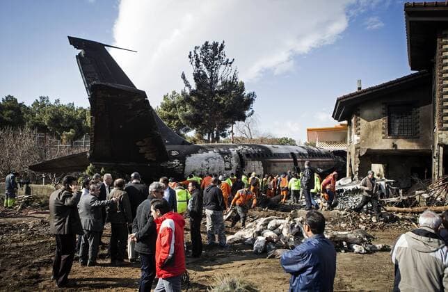 News Themen der Woche KW03 News Bilder des Tages (190114) -- KARAJ, Jan. 14, 2019 -- Rescuers work at the crash site of a Boeing 707 plane in Karaj, Iran, Jan. 14, 2019. At least 15 people were killed on Monday in the crash. ) IRAN-KARAJ-PLANE CRASH AhmadxHalabisaz 