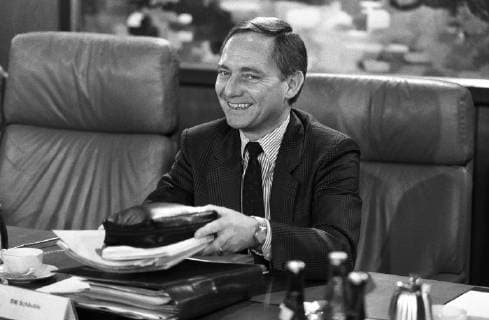 Deutschland, Bonn, 15.02.1989 Archiv-Nr.: 02-36-04 Sitzung des Bundeskabinetts Wolfgang Schaeuble, Bundesminister für besondere Aufgaben und Chef des Bundeskanzleramtes Sitzung Bundeskabinett *** Germany Bonn 15 02 1989 Archive No 02 36 04 Federal Cabinet meeting Wolfgang Schaeuble Federal Minister for Special Tasks and Head of the Federal Chancellery Federal Cabinet meeting