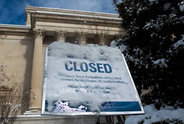 News Themen der Woche KW03 News Bilder des Tages A snow covered closed sign is seen at the National Archives as the partial federal government shutdown enters its 24th day, in Washington, D.C. region, January 14, 2019. Congress and the White House can not reach a deal on a spending bill as President Trump s request for $5.7 billion for a southern border wall.  WAP20190114328 KEVINxDIETSCH