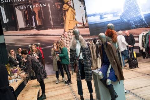 PANORAMA Modemesse Gelungener Auftakt der PANORAMA-Modemesse auf dem Messegelände am Funkturm in Berlin. Mode; Modemesse; PANORAM Berlin; Textilbranche; Textilwirtschaft; Bekleidungsndustrie; Farbige Vielfalt in der Mode; Ideenreiche Modepräsentation; Messehallen; Messe-Berlin. Berlin Berlin Deu