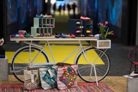 PANORAMA Modemesse Bunte Schuh-und Taschenmode wird rund um ein weisses Herrenfahrrad herum präsentiert. Gelungener Auftakt der PANORAMA-Modemesse auf dem Messegelände am Funkturm in Berlin. Mode; Modemesse; PANORAM Berlin; Textilbranche; Textilwirtschaft; Bekleidungsndustrie; Farbige Vielfalt in der Mode; Ideenreiche Modepräsentation; Messehallen; Messe-Berlin. Berlin Berlin Deu