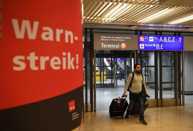 News Themen der Woche KW03 News Bilder des Tages Frankfurt, Streik des Flughafen-Sicherheitspersonals (190115) -- BERLIN, Jan. 15, 2019 -- A passenger passes by a strike warning sign at Frankfurt airport in Frankfurt, Germany, Jan. 15, 2019. Following strikes and severe disruptions of air traffic last week, Germany s second largest workers union ver.di called on security staff at eight German airports to go on strike in the continuing wage dispute, the union announced on Monday. The warning strike will start on Tuesday and affect airports of Frankfurt am Main, Munich, Hamburg, Hanover, Bremen, Leipzig Halle, Dresden and Erfurt.) GERMANY-BERLIN-AIRPORTS-STRIKE LuxYang 