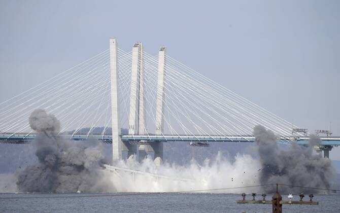 News Themen der Woche KW03 News Bilder des Tages The new Mario M. Cuomo Bridge stands behind a section of the replaced Tappan Zee Bridge where a controlled explosion sends the span into the Hudson River in Irvington, New York on January 15, 2019. One of the two remaining sections of the old Tappan Zee Bridge across the Hudson River was taken down with controlled explosions Tuesday morning.  NYP20190115107 JOHNxANGELILLO