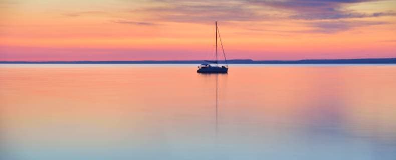 Abendstimmung am See, Segelboot liegt vor Anker, Panorama, Müritz, Mecklenburg-Vorpommern, Deutschland *** Evening atmosphere at the lake Sailboat anchors Panorama Müritz Mecklenburg Vorpommern Germany