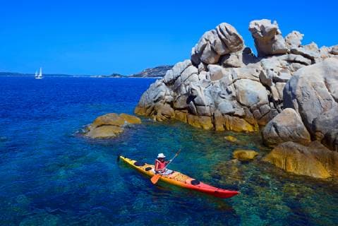 Kajak an der Felskueste, La-Maddalena-Archipel, Italien, Sardinien, Olbia sea kayak near the rocky coast, Maddalena archipelago, Italy, Sardegna, Olbia BLWS512135 Copyright: xblickwinkel P.xRoyerx