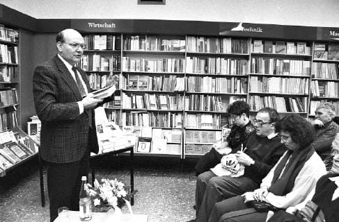 Walter Momper 04.02.1992, Chemnitz, Walter Momper, SPD- Landesvorsitzender und Ex-Regierender Bürgermeister von Berlin las in Chemnitz, in der Buchhandlung in der Brückenstrasse, . aus seinem Buch Grenzfall- Berlin im Brennpunkt deutscher Geschichte. Chemnitz Sachsen BRD *** Walter Momper 04 02 1992 Chemnitz Walter Momper SPD State Chairman and former Governing Mayor of Berlin read from his book Grenzfall Berlin im Brennpunkt deutscher Geschichte Chemnitz Sachsen BRD in the bookstore in Brückenstrasse in Chemnitz