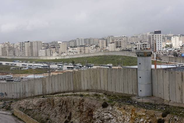 An overview of the Israeli separation wall near the Qalandiya Checkpoint, between Jerusalem and Ramallah in the West Bank, January 17, 2019. Israeli television news reported yesterday that U.S. President Donald Trump s Middle East Peace Plan will include territorial swaps in most West Bank territories and a Palestinian capitol in East Jerusalem.  JER2019011702 DEBBIExHILL