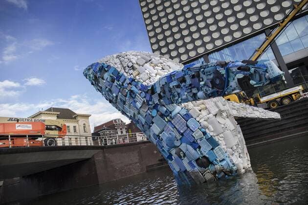 News Themen der Woche KW03 News Bilder des Tages Netherlands - UTRECHT - 19 January 2019. A huge whale, made out of five tonnes of plastic from the Pacific Ocean, is located in the Utrecht Catharijne Singel. The animal is a statement against the gigantic amount of plastic waste that pollutes rivers, seas and oceans all over the world. At the initiative of the Faculty of Law, Economics, Governance and Organisation (REBO) of Utrecht University, the work of art is coming to Utrecht for six months. Marleen van Rijswick, professor of European and national Water Law and programme leader of the Utrecht Centre for water, oceans and sustainability law, was for a conference on sustainability in Bruges, where she saw the whale. She was impressed and explored the possibilities to get him to Utrecht. On Friday is the official opening of the work of art. Credit: Werry Crone Hollandse Hoogte  Copyright: xHollandsexHoogtex xWerryxCronex x86107712x