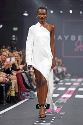 Herieth Paul bei Maybelline New York Show während der Berlin Fashion Week im Postbahnhof am 17.01.2019
