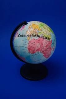 Globus und Erdüberlastungstag Globus und Erdüberlastungstag, 12.01.2019, Borkwalde, Brandenburg, Auf einem Globus steht das Wort Erdüberlastungstag. *** Globus and Earth Overload Day Globus and Earth Overload Day 12 01 2019 Borkwalde Brandenburg The word Earth Overload Day is written on a globe