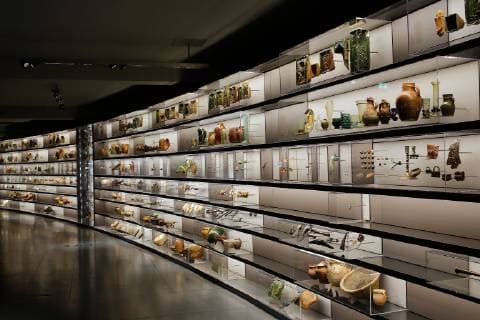 Staatliches Museum für Archäologie 10.11.2014, Chemnitz, Brückenstrasse, ehemals Kaufhaus Schocken jetzt - Staatliches Museum für Archäologie, Vitrinen mit Grabungsfunden Chemnitz Sachsen BRD *** State Museum of Archaeology 10 11 2014 Chemnitz Brückenstrasse former department store Schocken now State Museum of Archaeology Showcases with excavation finds Chemnitz Saxony FRG