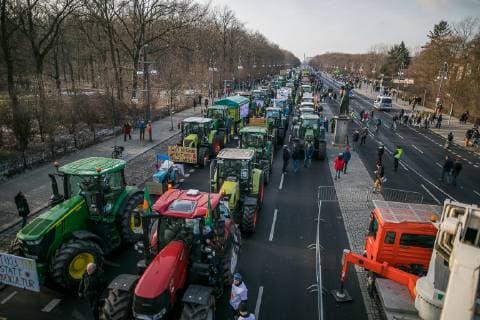 News Bilder des Tages Demonstration - Wir haben es satt - am 19. Januar 2019 vor dem Brandenburger Tor und auf der Straße des 17. Juni in Berlin. Über 100 Traktoren stehen auf der Straße Brandenburger Tor und Siegessäule. Demonstration - Wir haben es satt *** Demonstration We are fed up on 19 January 2019 in front of the Brandenburg Gate and on Straße des 17 Juni in Berlin More than 100 tractors are standing on Straße Brandenburger Tor and Siegessäule Demonstration We are fed up with it