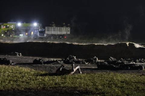 News Bilder des Tages January 19, 2019 - Tlahuelipan, Hidalgo, MEXICO - A massive explosion in Tlahuelilpan, Hidalgo state, Mexico, Friday, January 18, 2019 engulfed people stealing fuel spilling from a pipeline ruptured by thieves in central Mexico killed several people and an unknown number were injured. Pemex workers work around the area of the explosion where burnt bodies remain on site. Tlahuelipan MEXICO - ZUMAp124 20190119_zaa_p124_006 Copyright: xAntonioxNavax